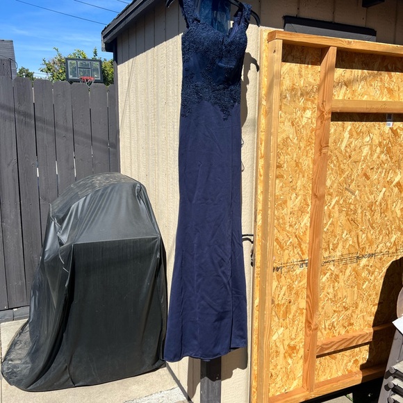 Elegant Navy Blue Lace Gown - Picture 2 of 8